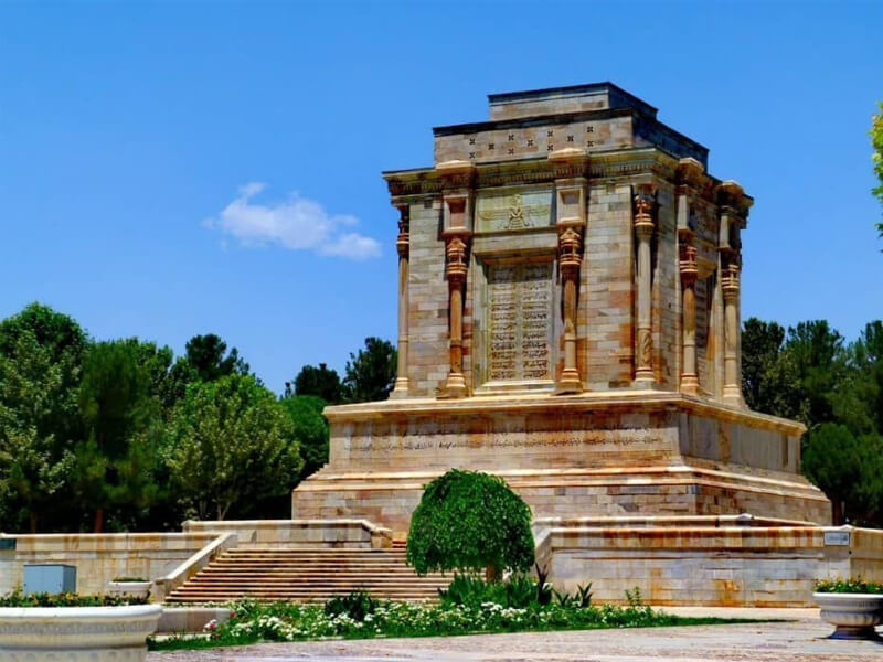 مدعی بگویید مگویید